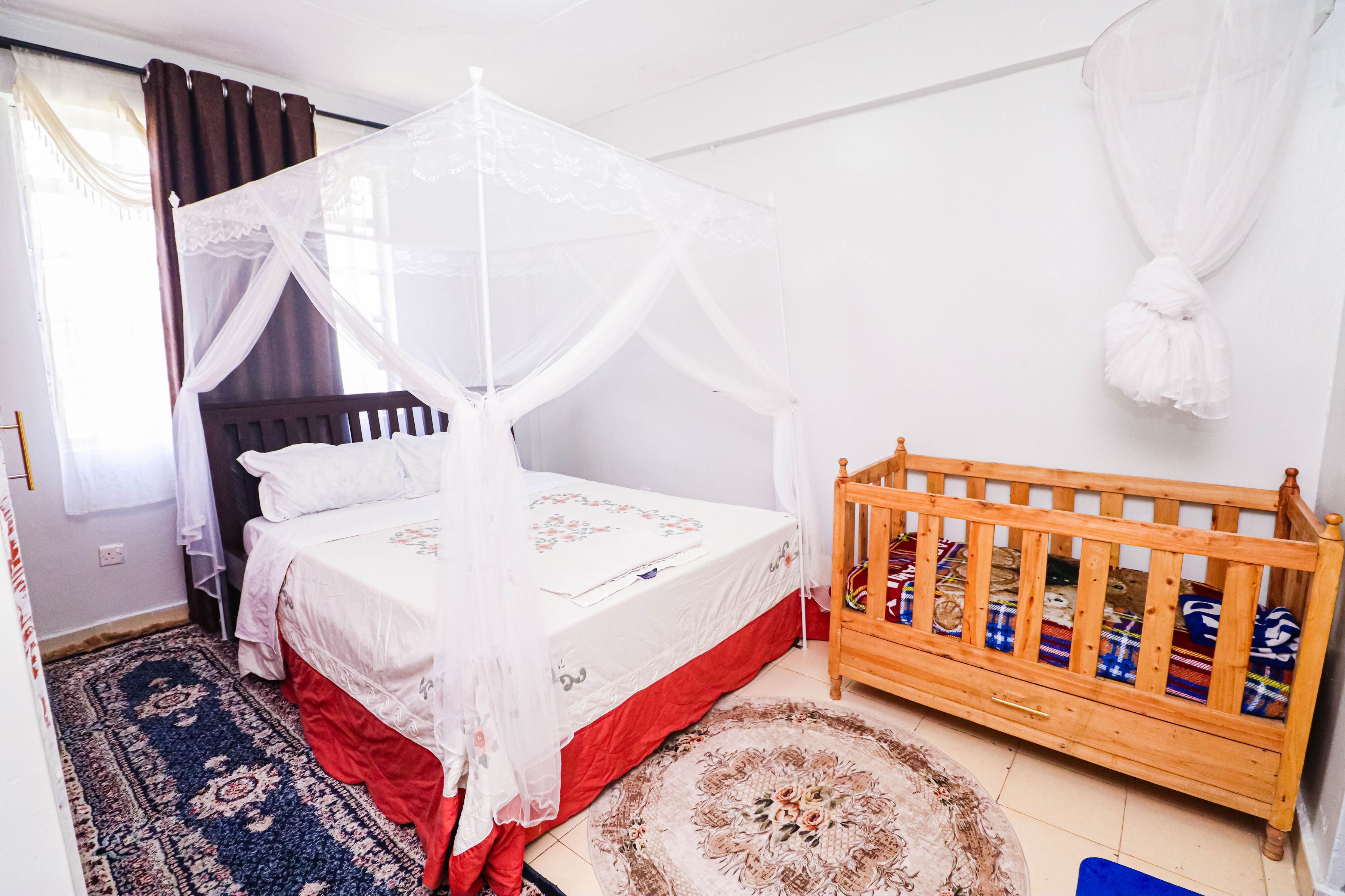 Floor 2 bedroom with baby cot